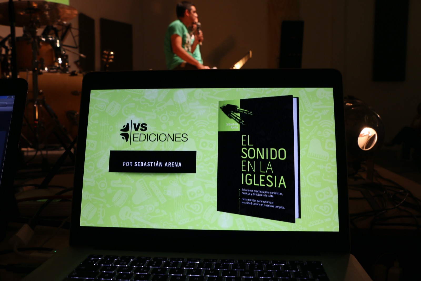 Proyección de El sonido en la iglesia